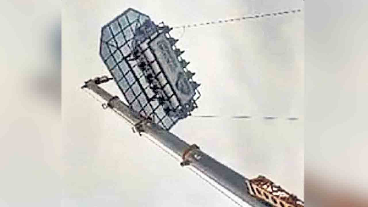 స్కై-డైనింగ్‌.. 150 అడుగుల ఎత్తులోస్ట్రక్‌