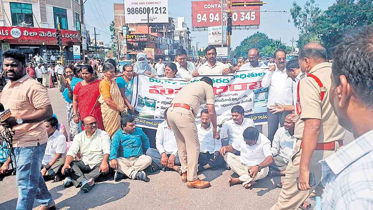 వదర బాధితుల ధర్నా