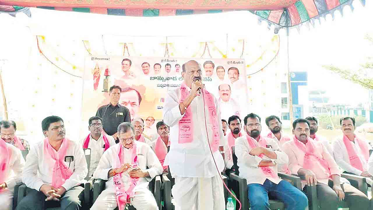 పోచారం ఏ పార్టీలో ఉన్నాడో గ్రామాల్లోకి వచ్చినప్పుడు నిలదీయండి