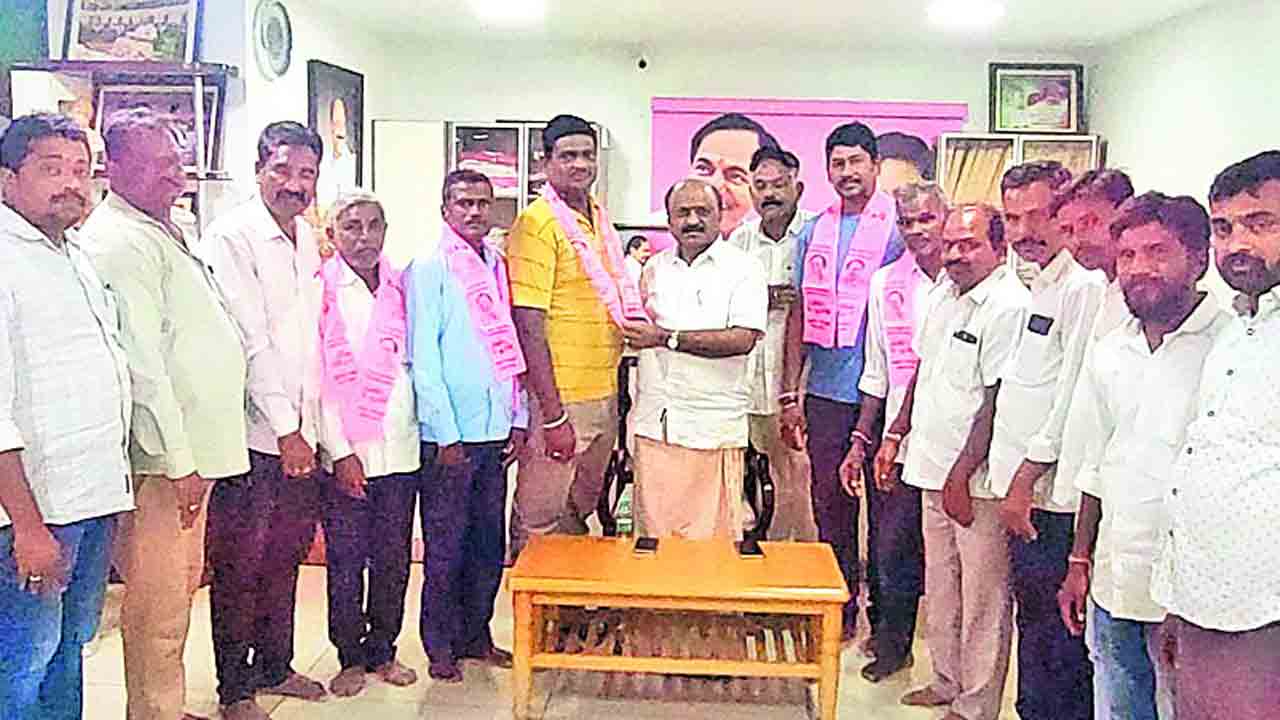 బీఆర్‌ఎస్‌లో చేరిన కాంగ్రెస్‌, టీడీపీ నాయకులు