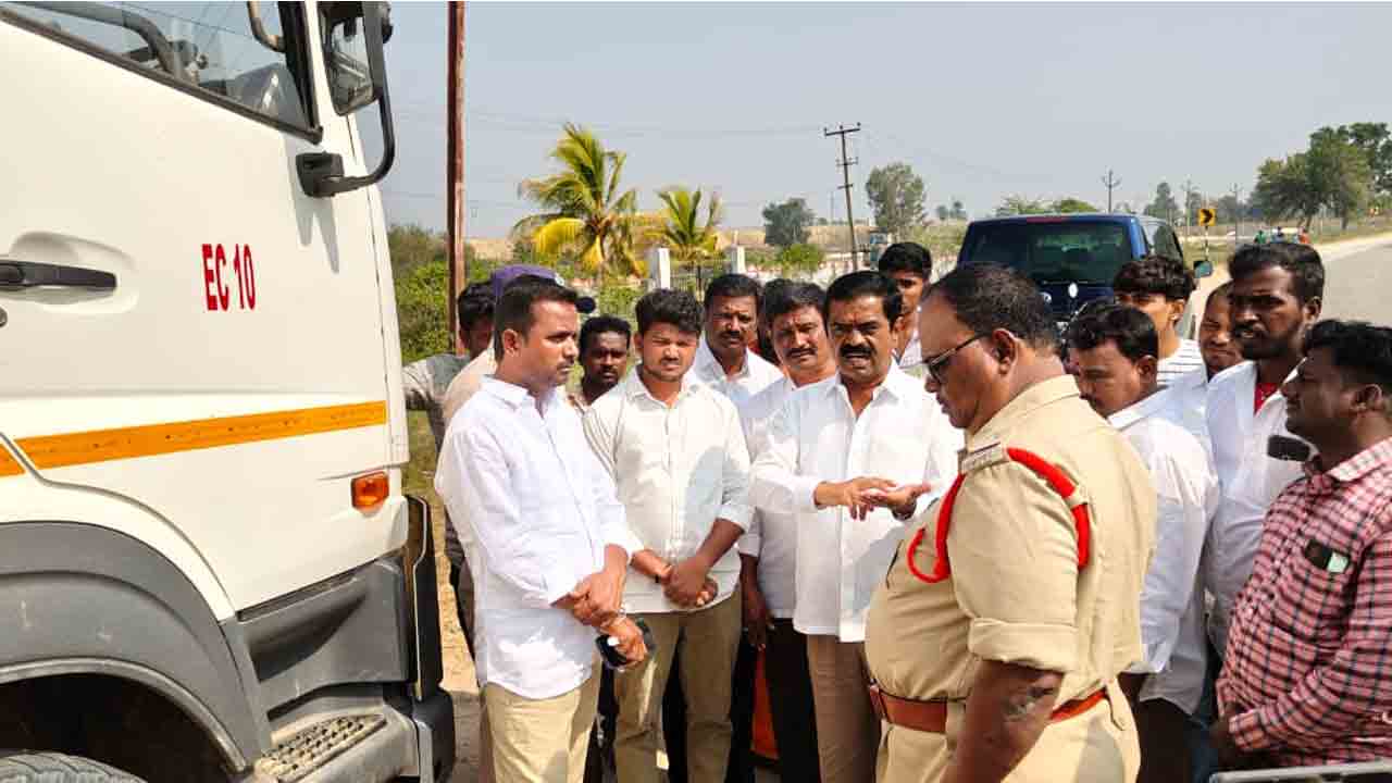 Raghava Construction | రాఘవ కన్‌స్ట్రక్షన్‌కు తరలిస్తున్న ఇసుకను అడ్డుకున్న మాజీ ఎమ్మెల్యే చిట్టెం