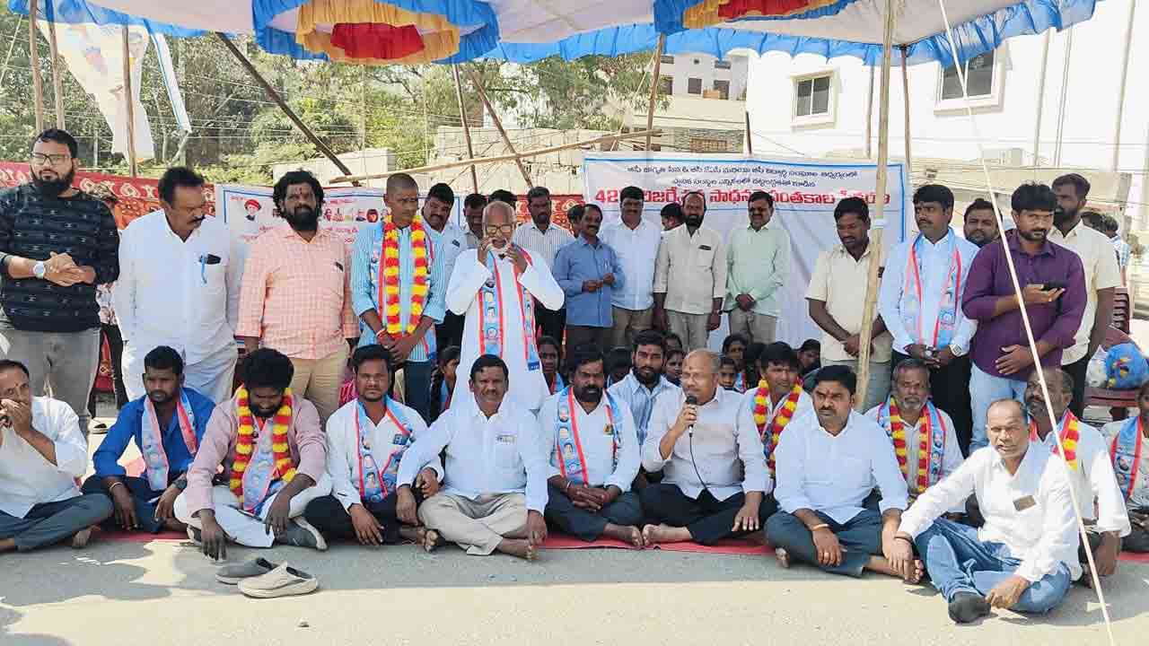 బీసీలకు 42 శాతం రిజర్వేషన్లు కల్పించాకే..