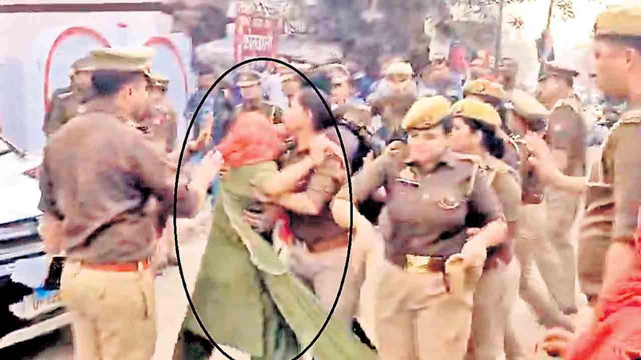 న్యాయం కోసం పోలీసులతో పెనుగులాట.. యూపీలో గ్యాంగ్‌ రేప్‌ బాధితురాలి ఆక్రోశం