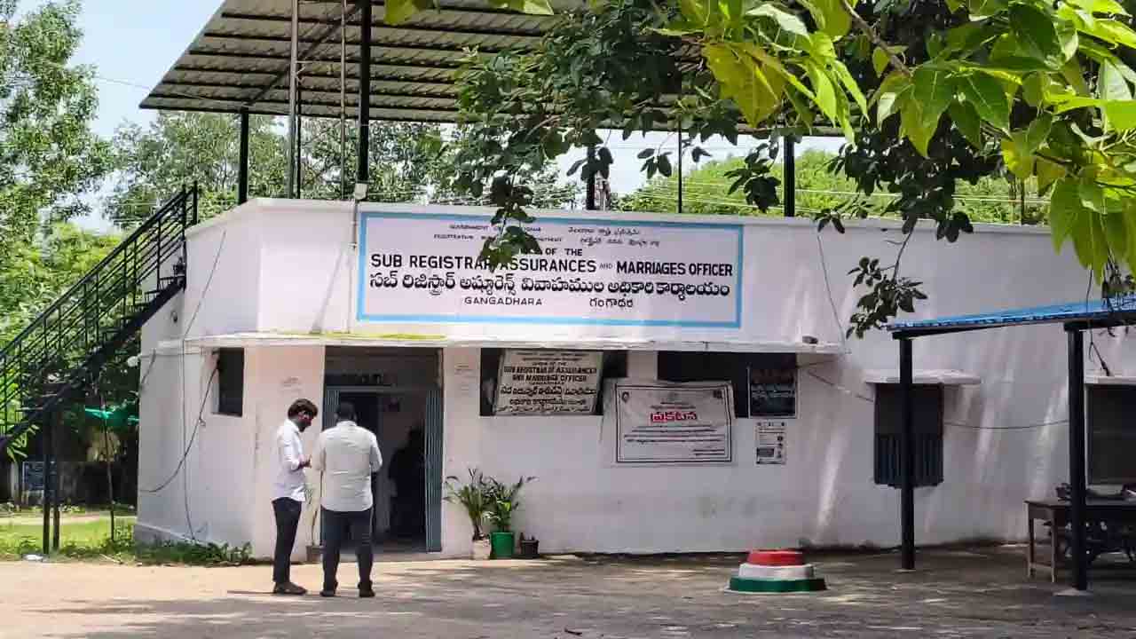 అక్రమ రిజిస్ట్రేషన్లపై ఇంటెలిజెన్స్‌ ఆరా