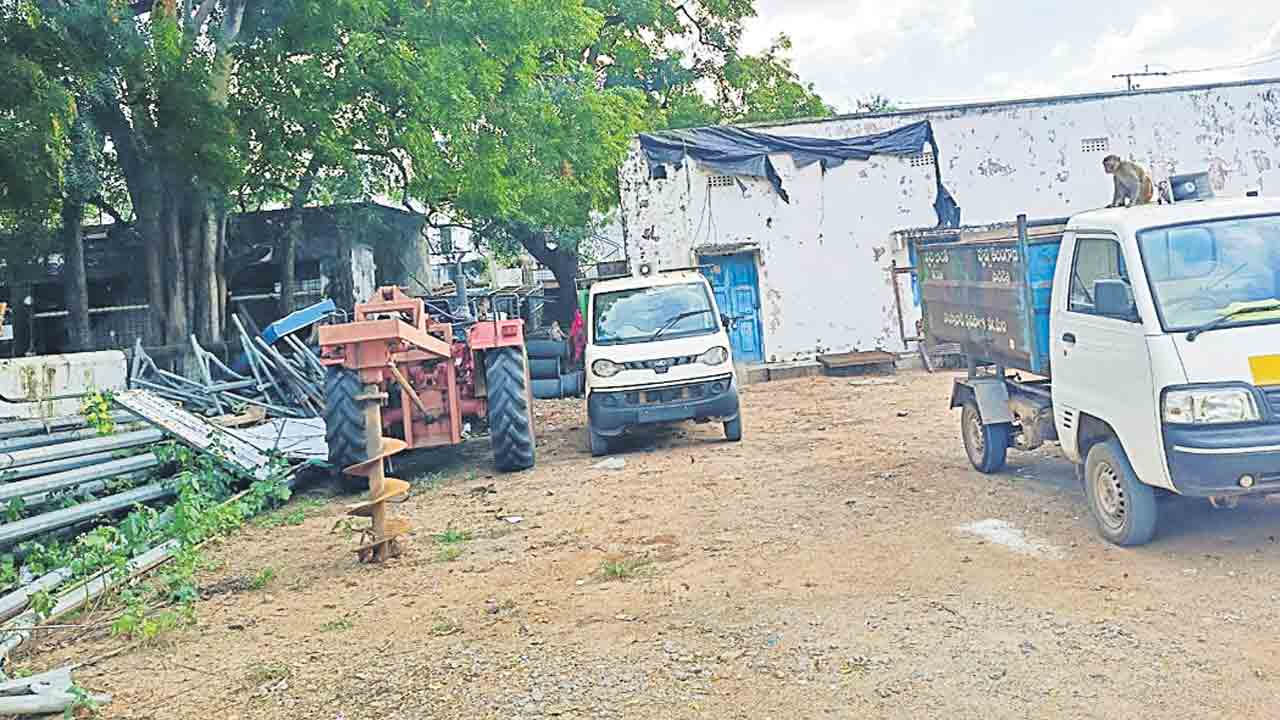 మొరాయిస్తున్న చెత్త వాహనాలు