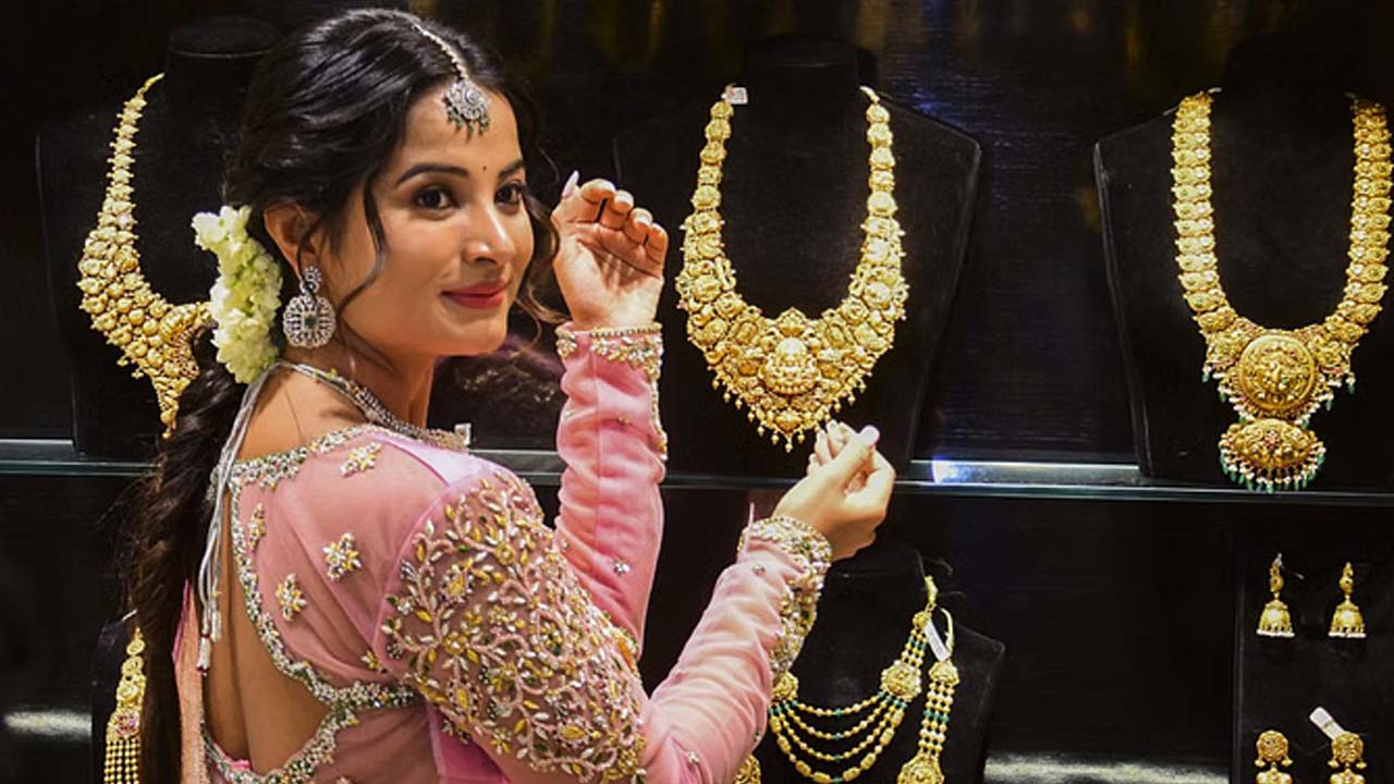 Gold-Silver Rates | కొనుగోలుదారులకు షాక్‌ ఇచ్చిన పసిడి.. హైదరాబాద్‌లో ధరలు ఎంత పెరిగాయంటే..?