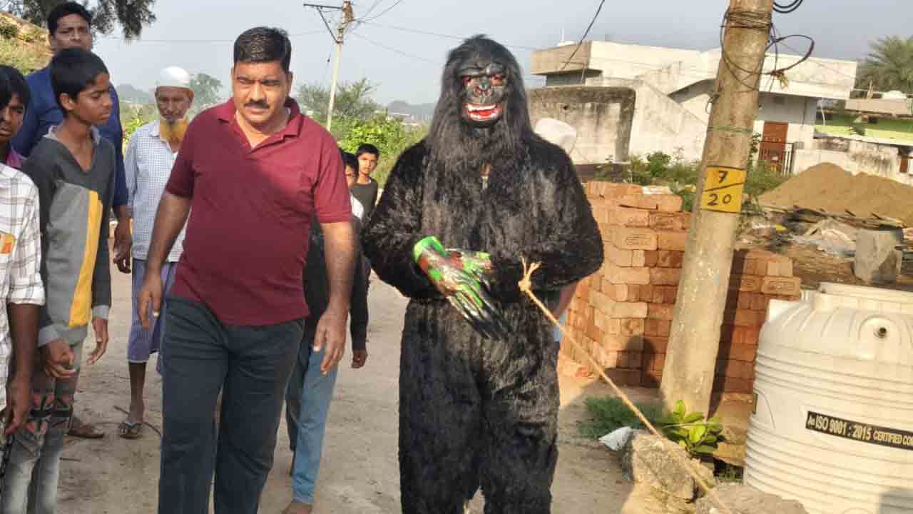 Gorilla |  కోతులు తరిమేందుకు వినూత్న ప్రయత్నం.. గొరిల్లాను చూసి వానరాలు పరార్‌