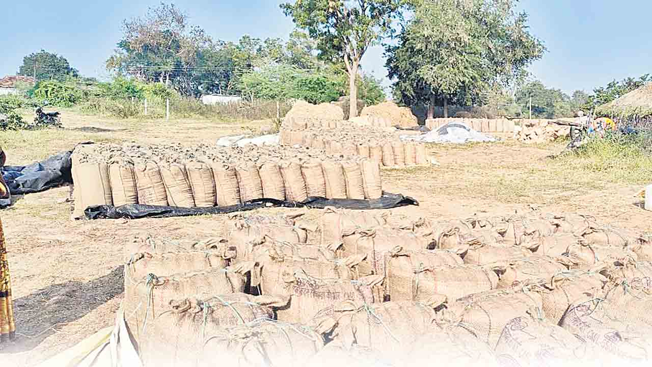 కల్లం దాటని బస్తాలు..