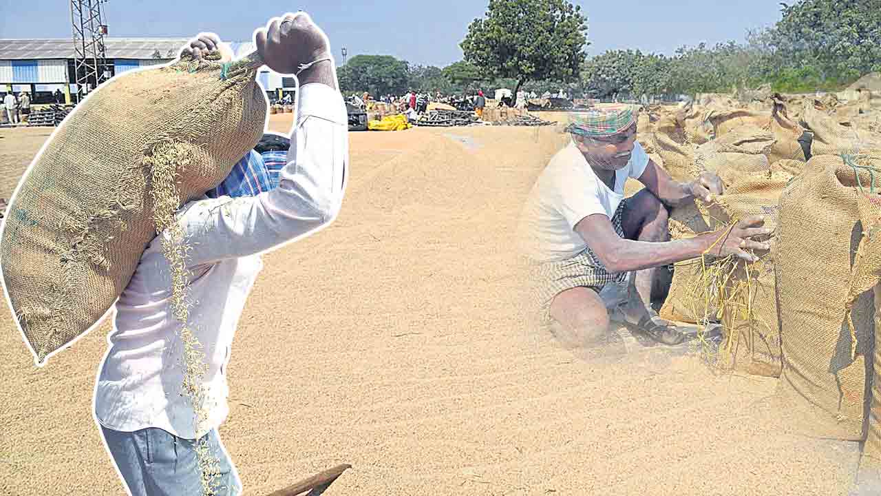 కొనుగోలు కేంద్రాల్లో తేమ, తరుగు పేరిట దోపిడీ