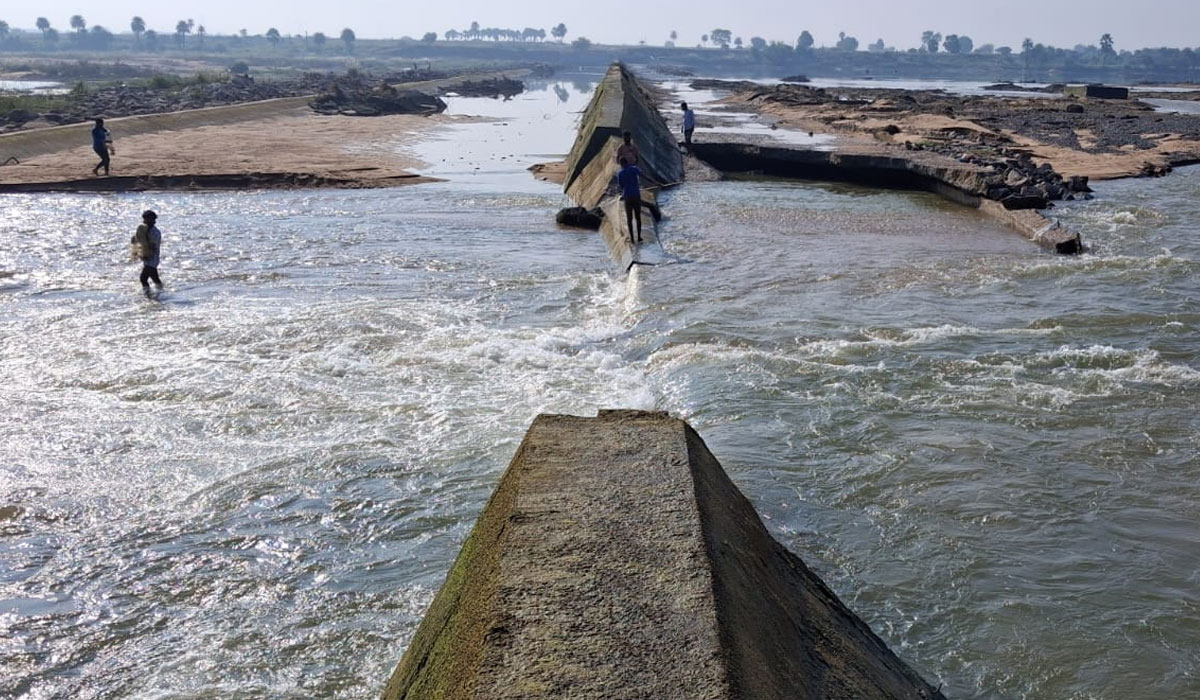 Gumpula | గుంపుల మానేరులో కూలిన చెక్ డ్యాం.. ఇసుక మాఫియా వారే చేసి ఉంటారని అనుమానాలు