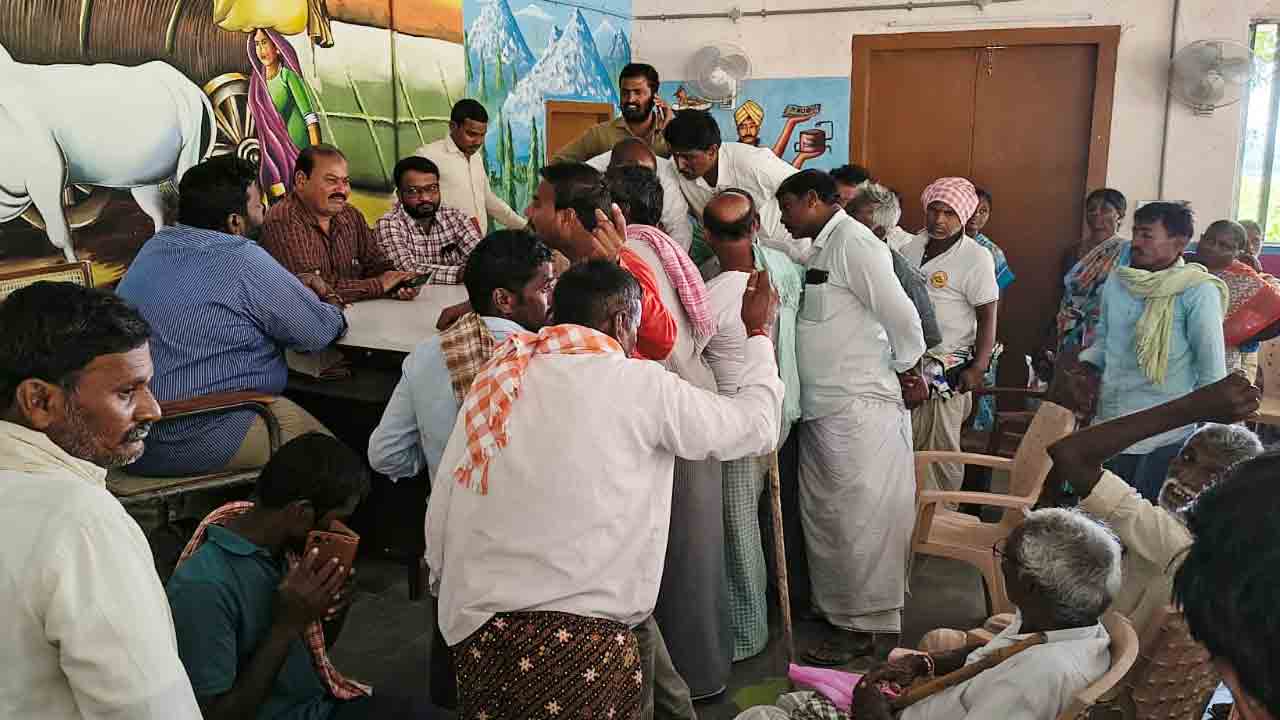 Gunny Bags | గన్ని బ్యాగుల కోసం అధికారులను నిలదీసిన రైతులు