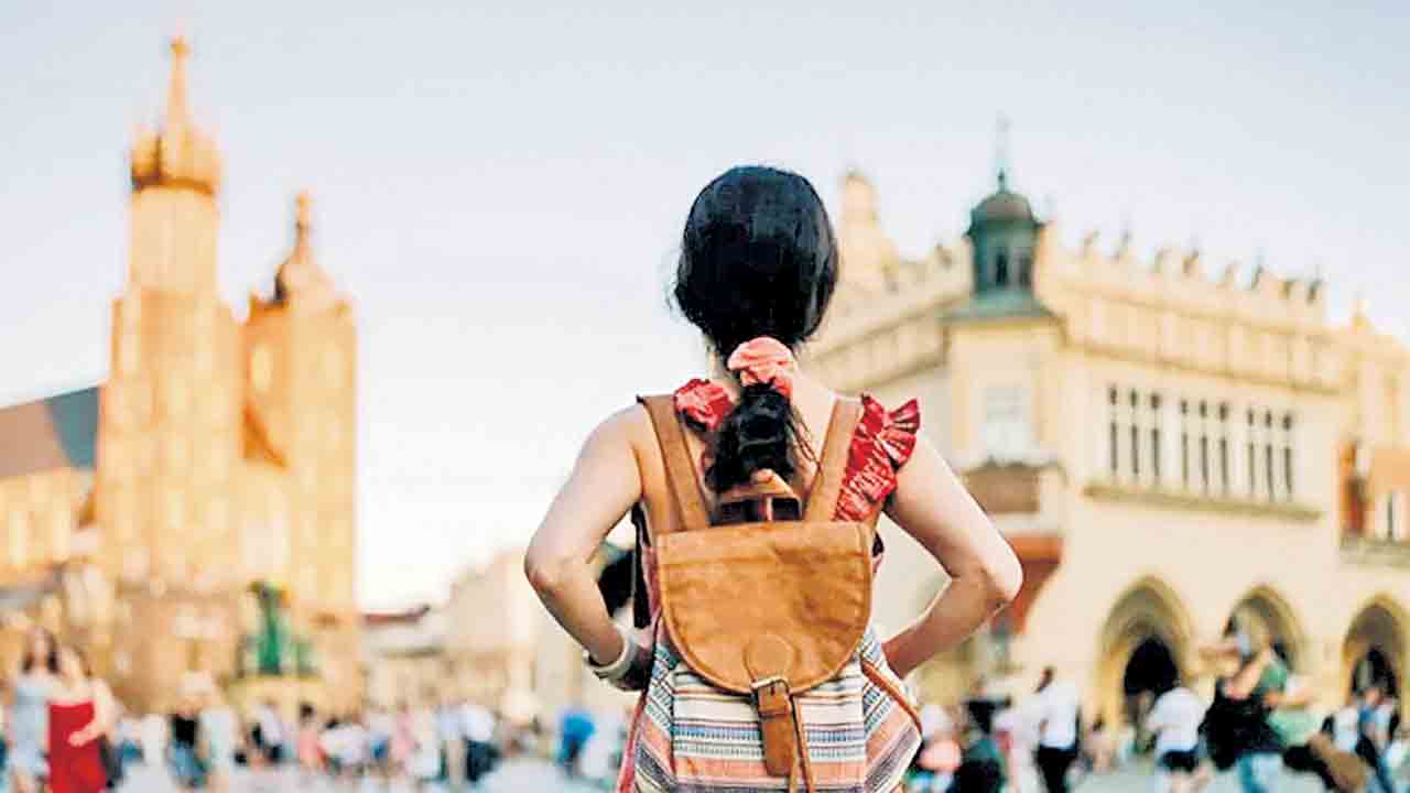 ద్వారాలు మూస్తున్న పాశ్చాత్య దేశాలు.. విదేశీ విద్య ఇక ఎండమావేనా?