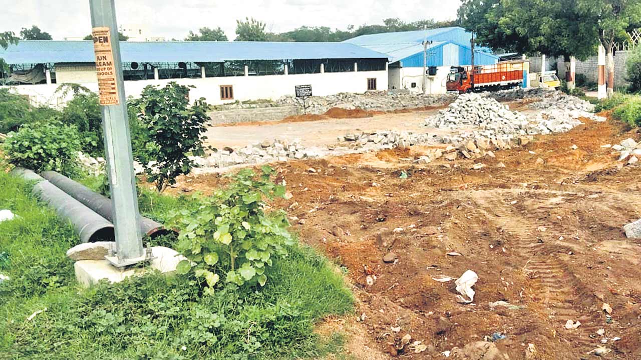 పెద్దలపై ప్రేమ.. పేదలపై పగ