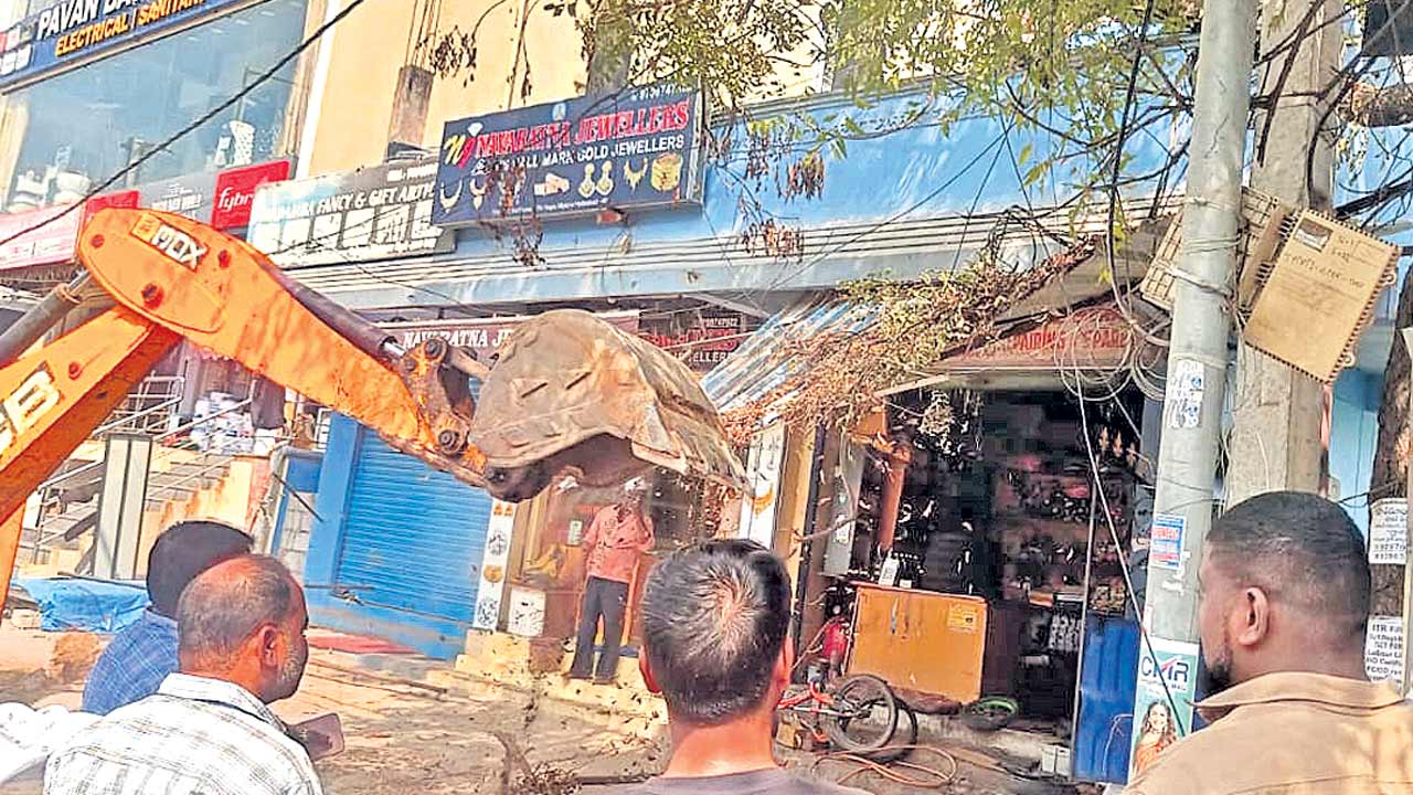 చిరువ్యాపారులపై జులుం