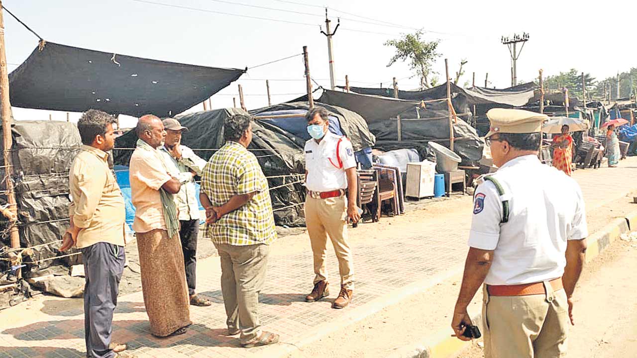 చిరువ్యాపారులపై పోలీసుల జులుం