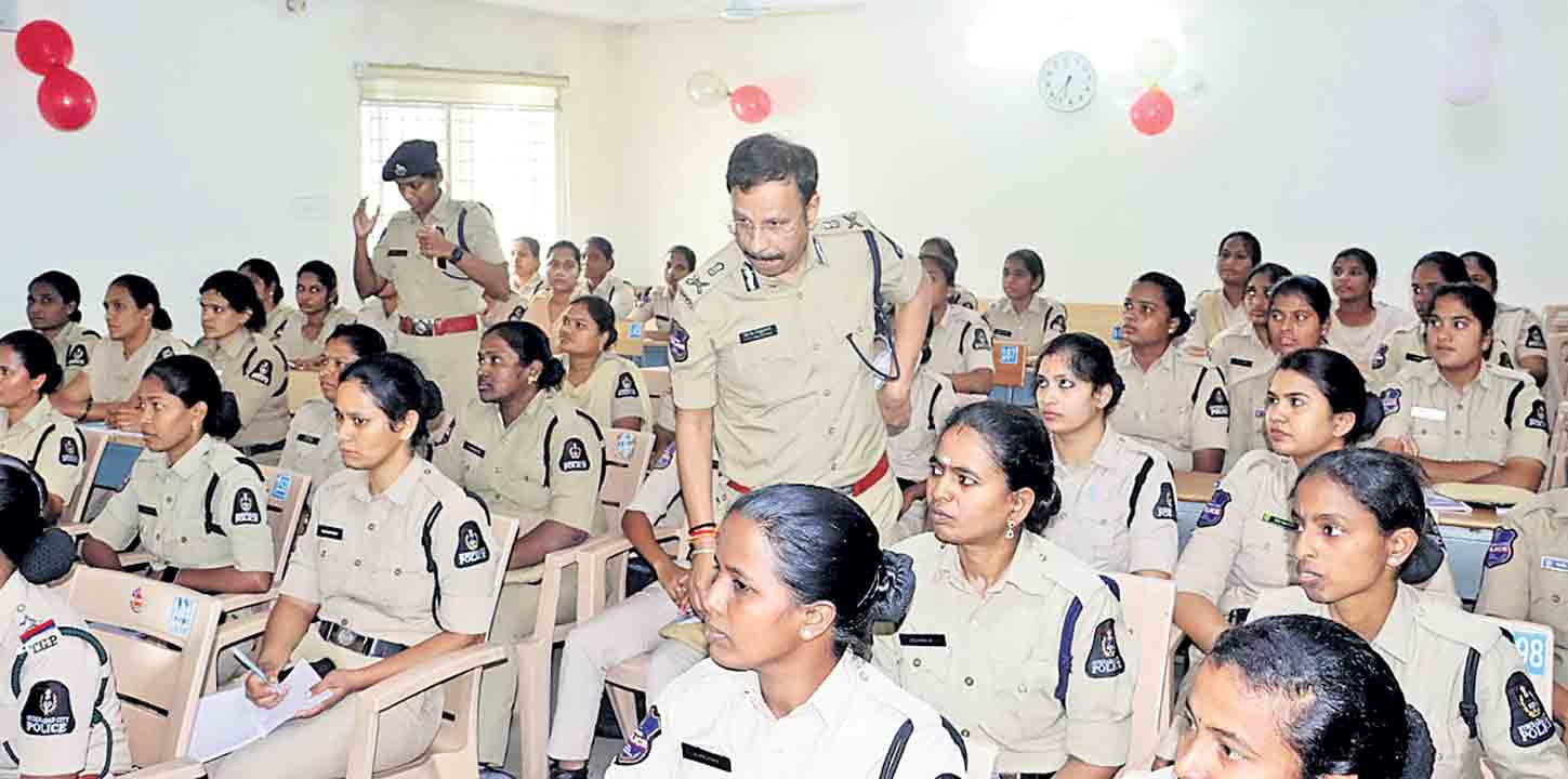 పోలీసు సిబ్బందికి అంతర్గత శిక్షణ అవసరం..