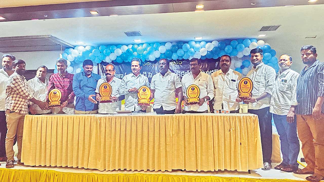 విద్యుత్‌ కాంట్రాక్టర్లకు తీవ్ర ఇబ్బందులు