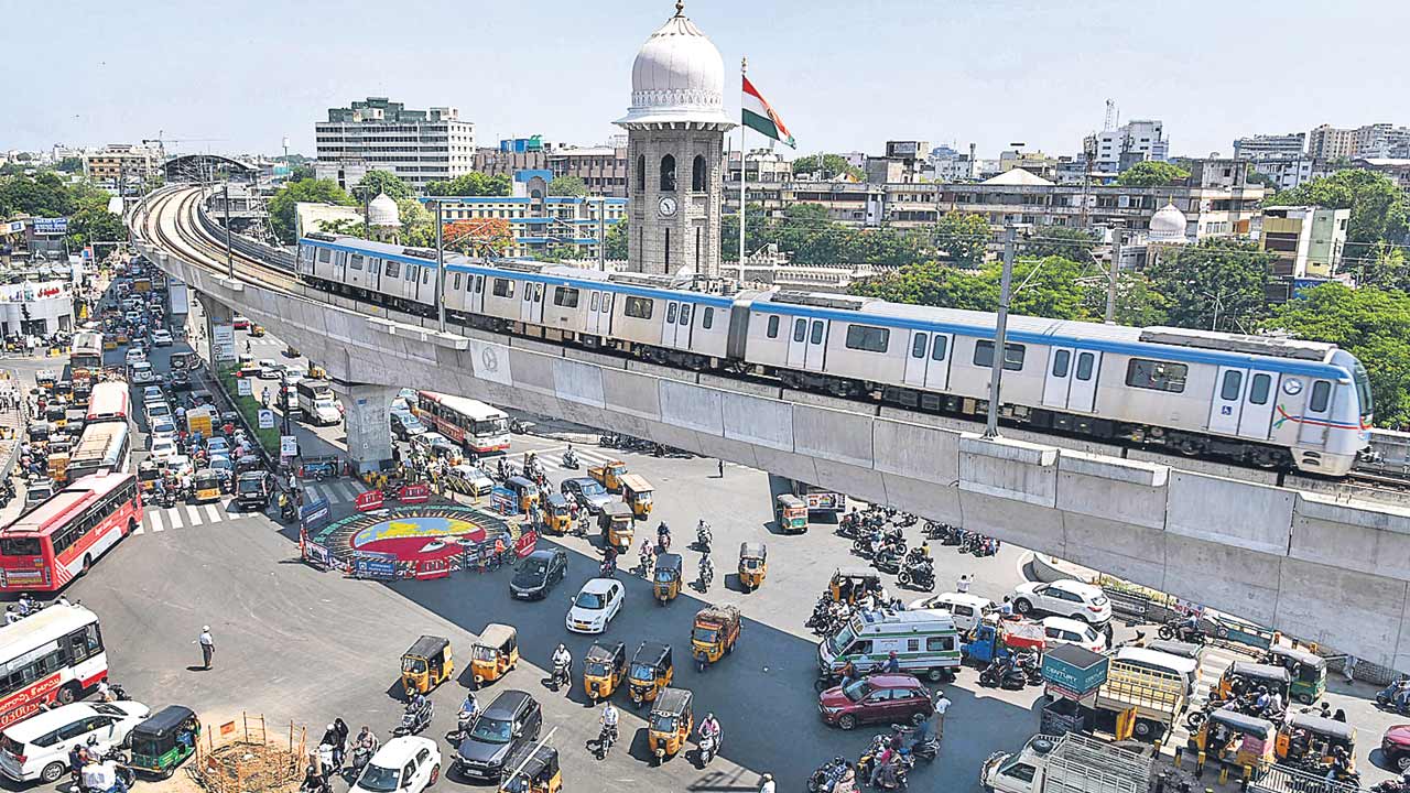 మెట్రో నిర్వహణ ఆగమాగం