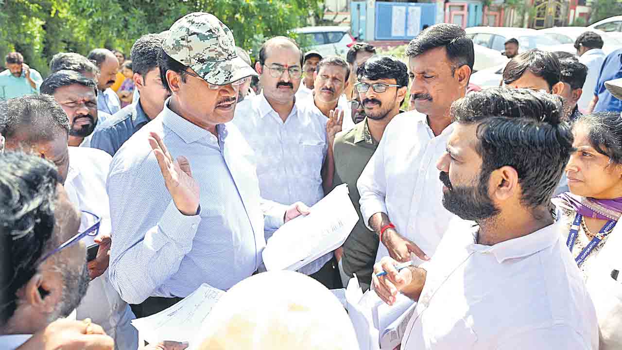 హైడ్రా పేరుతో వసూళ్లు..