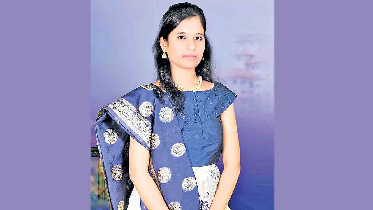 యువతి ఆత్మహత్య