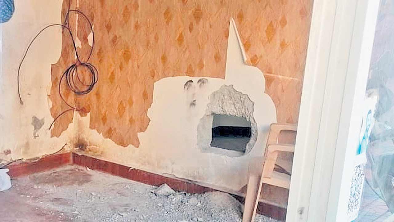 నగల దుకాణానికి కన్నం.. 15 కిలోల వెండి చోరీ