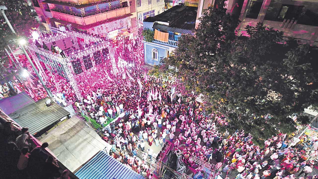 జోరువానలోనూ గులాబీ ఉత్సాహం