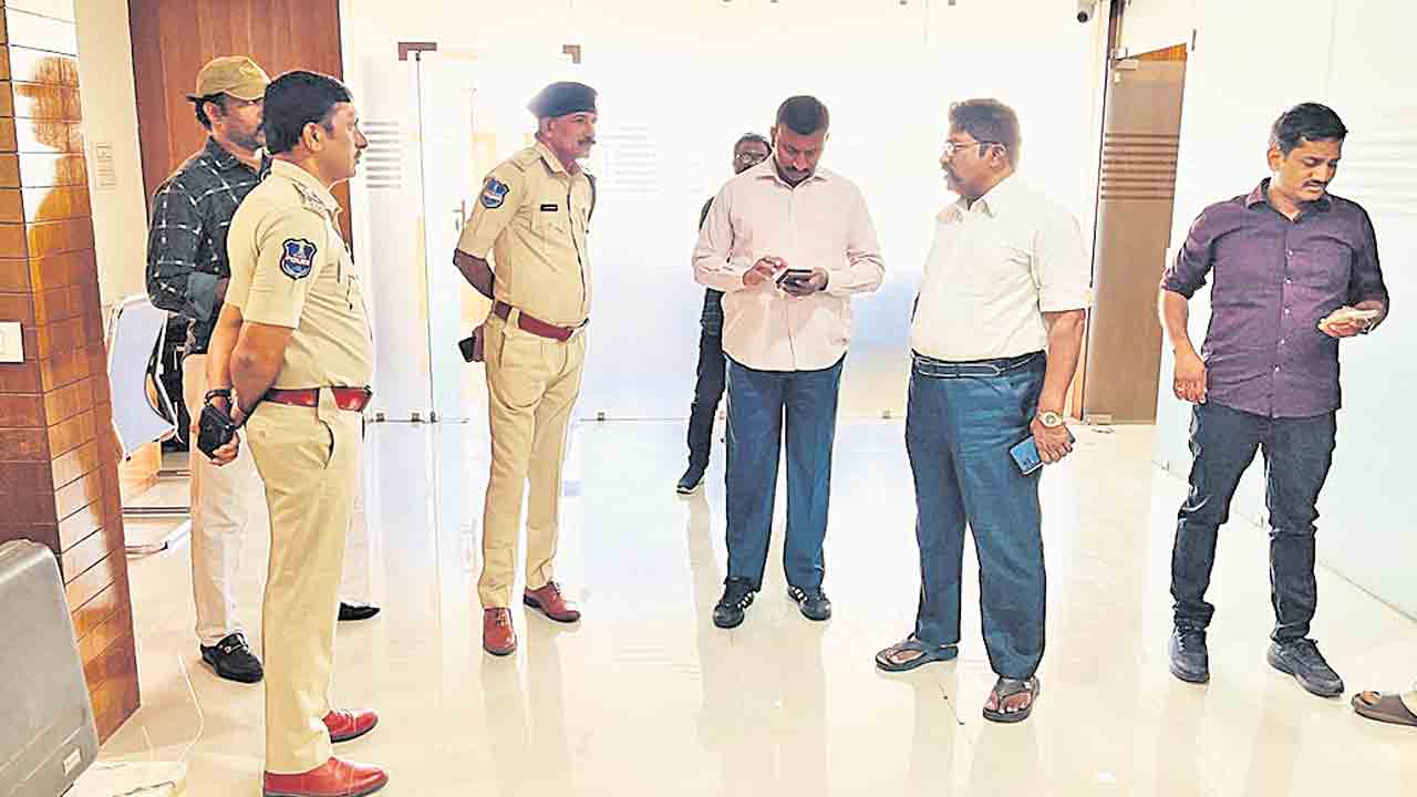 రియల్‌ ఎస్టేట్‌ కార్యాలయంలో చోరీ