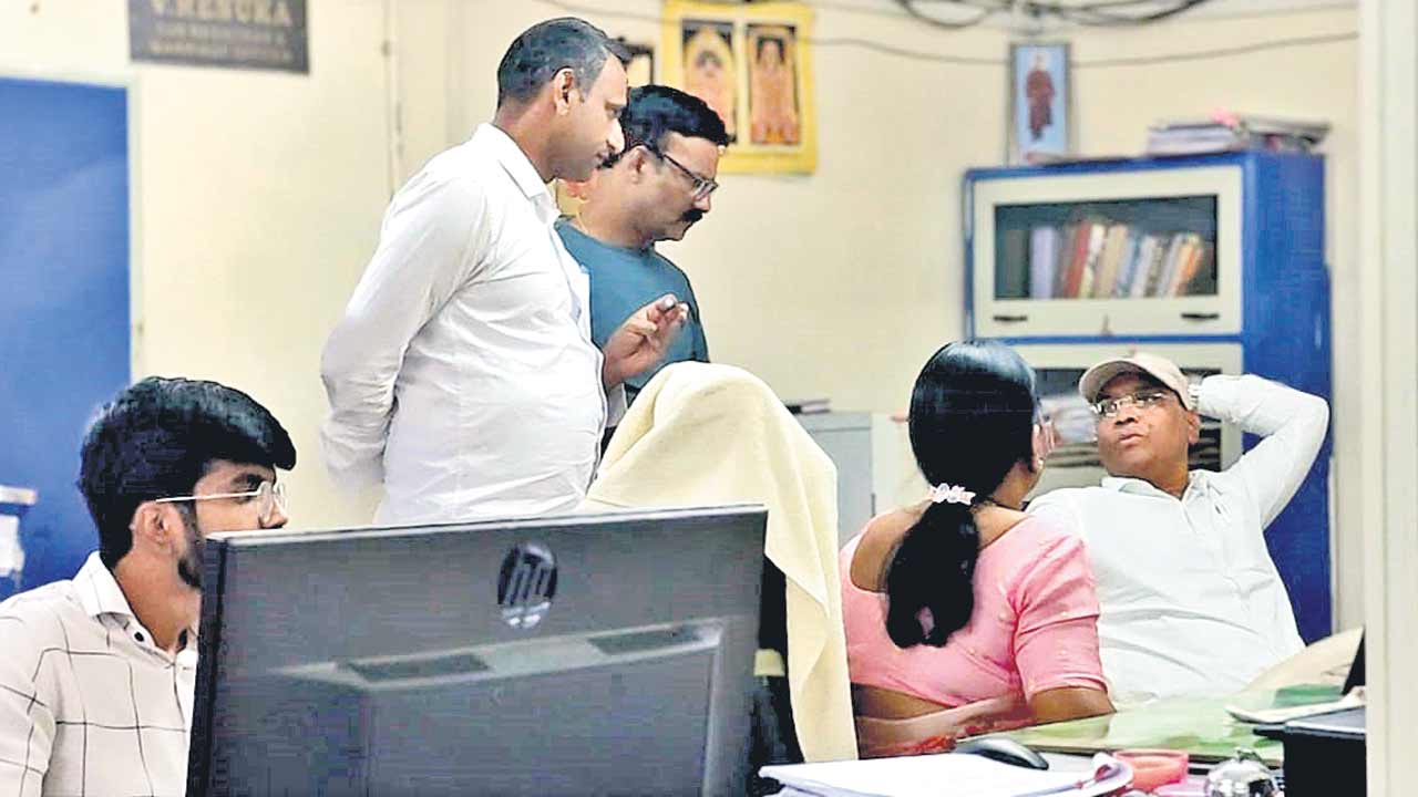 భయం గుప్పిట్లో రిజిస్ట్రేషన్‌ కార్యాలయాలు