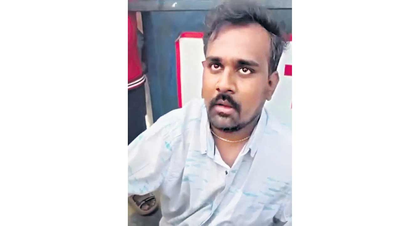 ట్రాఫిక్‌ కానిస్టేబుల్‌పై యువకుడి దాడి