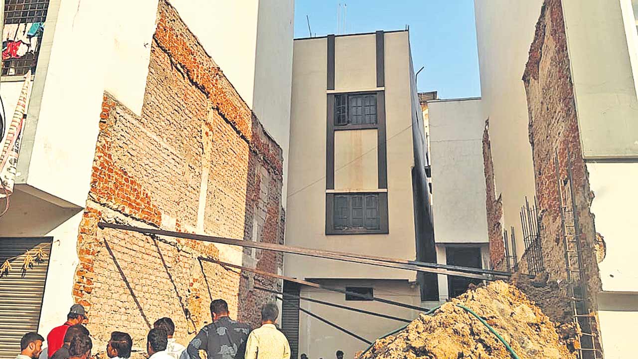 చాక్నావాడిలో కుంగిన భవనం