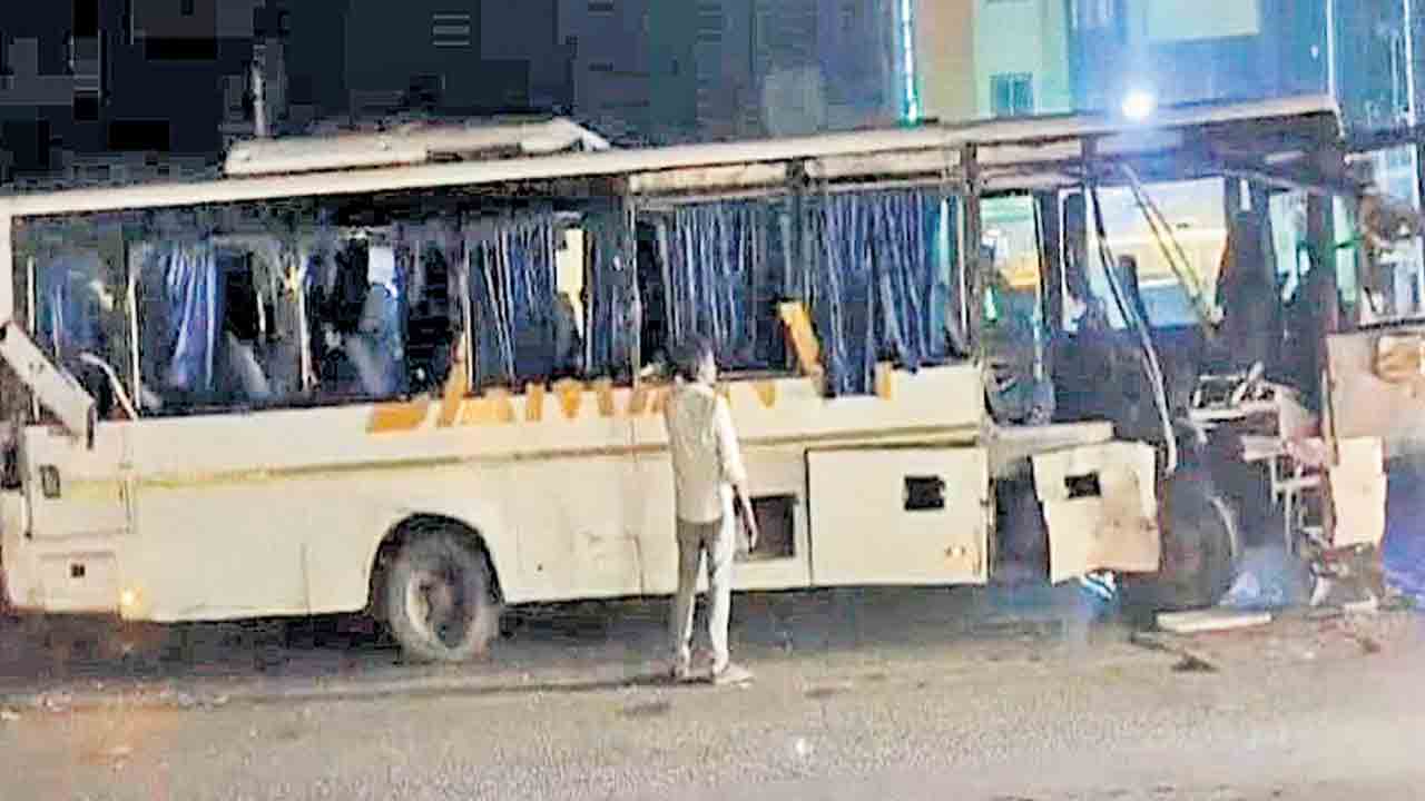 మినీ బస్సు, లారీ ఢీ..