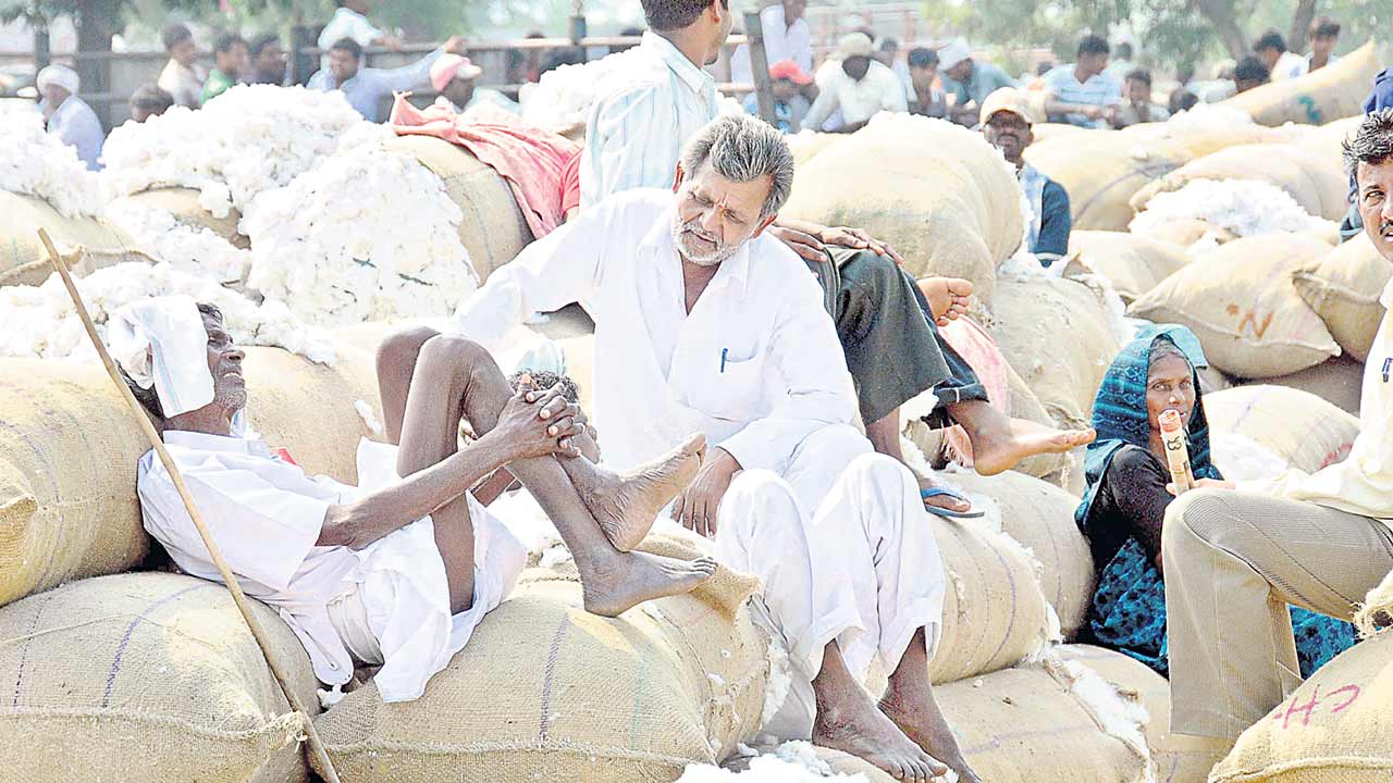 పత్తా కొనుగోళ్లు బంద్‌.. ఆందోళనలో అన్నదాతలు