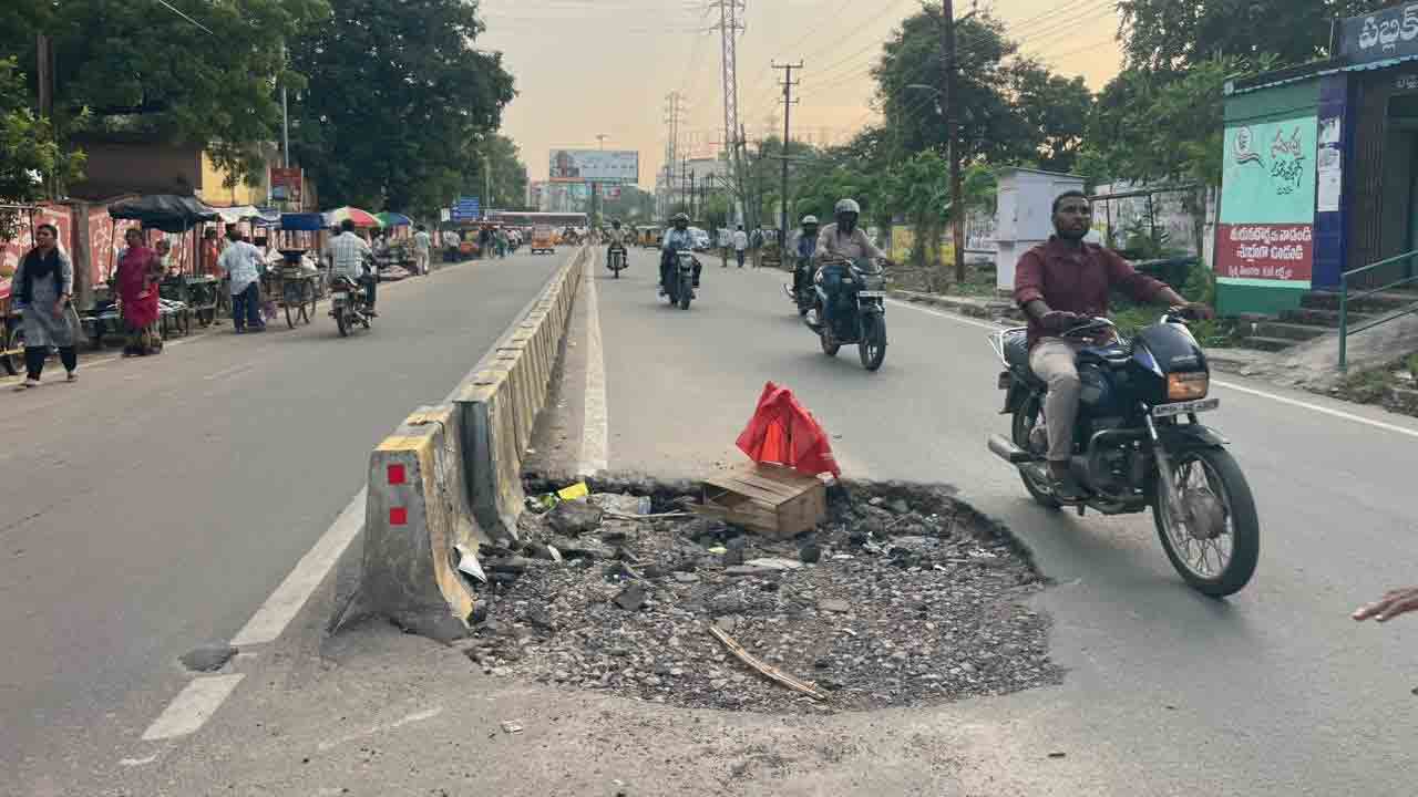 Hanumakonda Bus Stand | జాగ్రత్త సుమా.. ఆదమరిస్తే ఈ గుంతలో పడతారు.. !