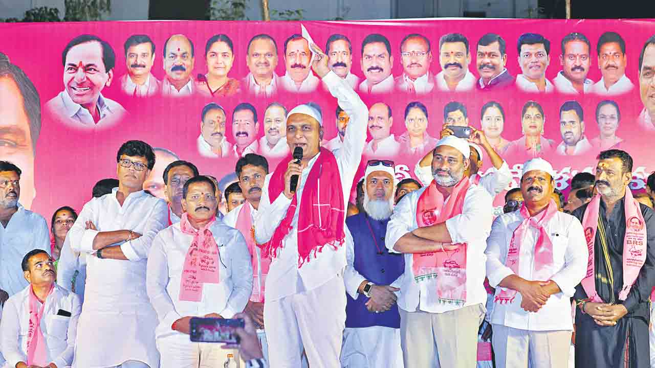 కేసీఆర్‌ ఇండ్లు ఇస్తే.. రేవంత్‌ కూలుస్తుండు