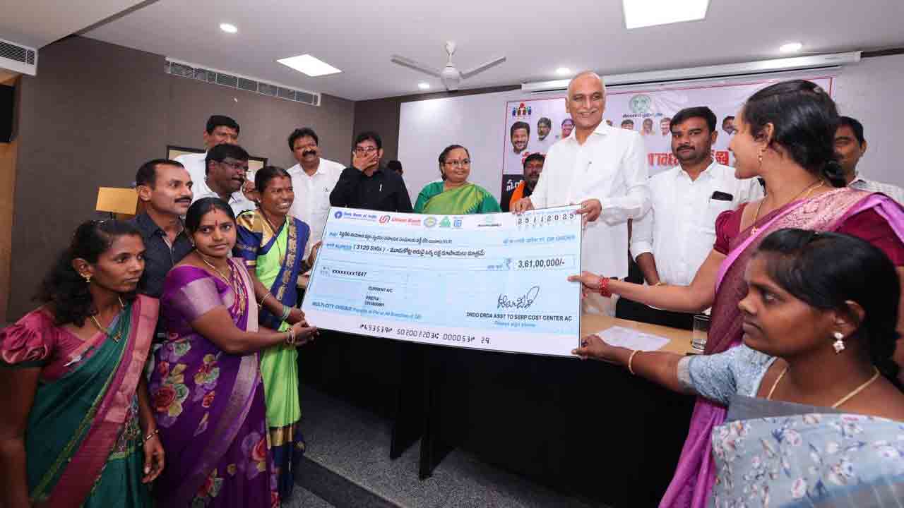 Harish rao | పట్టణంలో ఎన్నికలు లేవు కాబట్టి చీరలు లేవు.. మొత్తం డబ్బులకు వడ్డీలేని రుణాలు ఇవ్వాలి : హరీష్ రావు