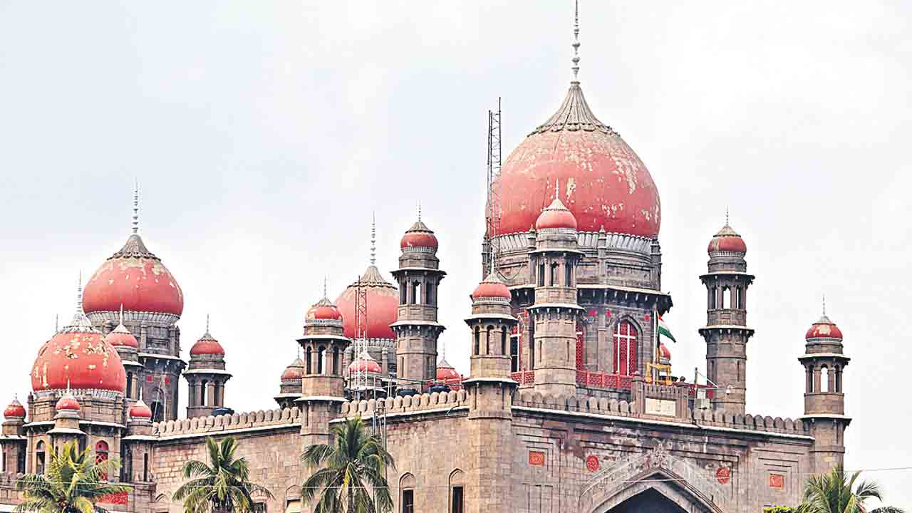 డెడికేటెడ్‌ కమిషన్‌ రిపోర్టు ఉండేది ఇలాగేనా?.. హైకోర్టు తీవ్ర అసంతృప్తి