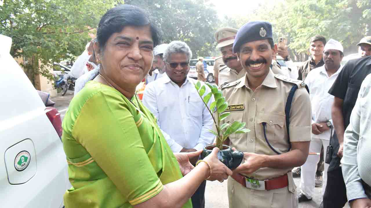 High Court Judge | హైకోర్టు జడ్జికి స్వాగతం పలికిన పోలీస్ కమిషనర్