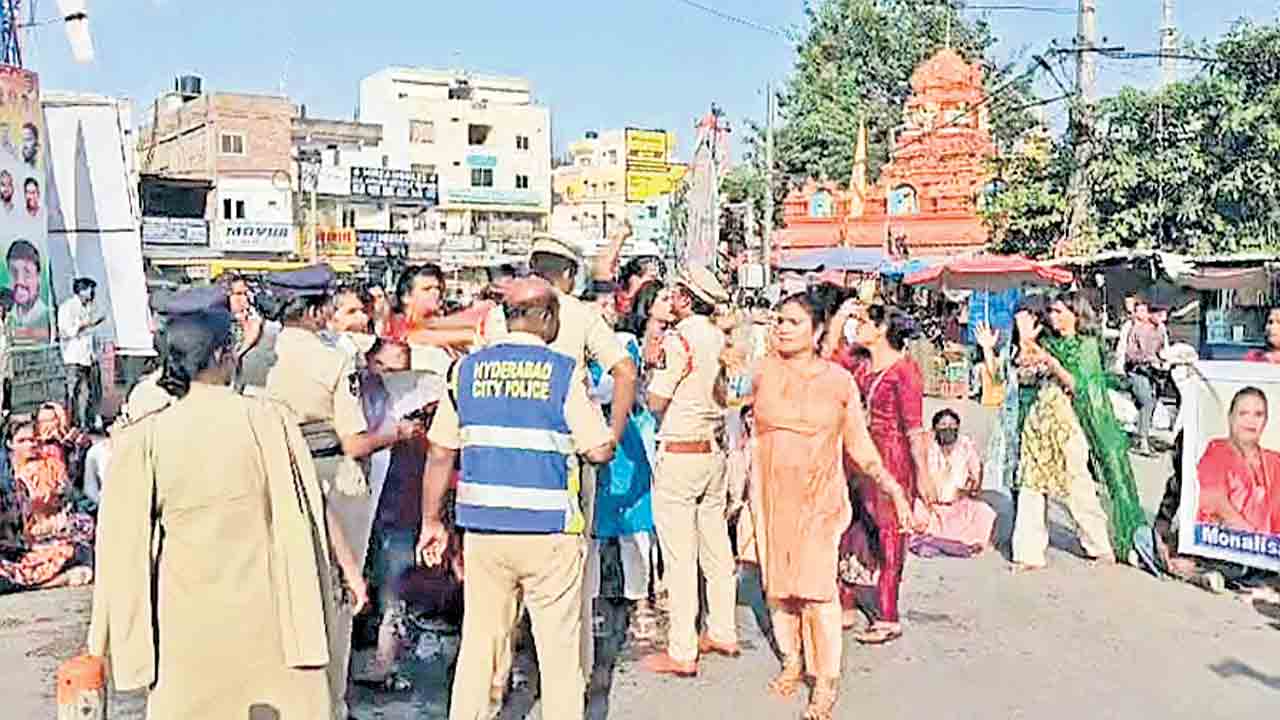 ట్రాన్స్‌జెండర్ల మధ్య ఘర్షణ