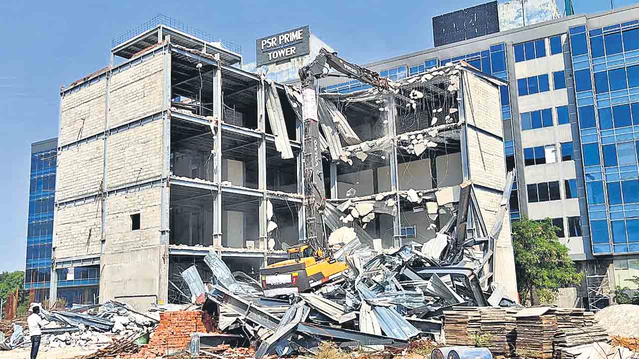 గచ్చిబౌలిలో నిర్మాణాల కూల్చివేత