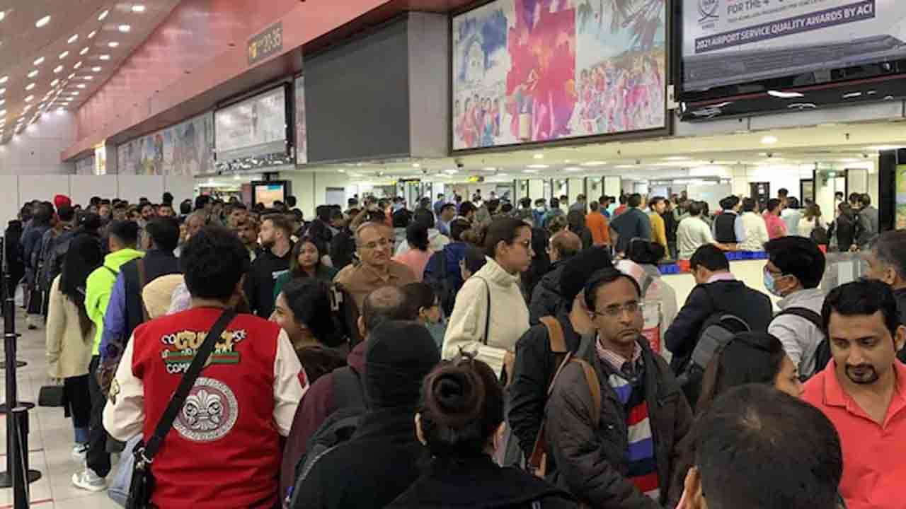 Delhi Airport | సైబర్‌ దాడి..? సాంకేతిక సమస్యతో ఢిల్లీలో 300 విమానాలు ఆలస్యం
