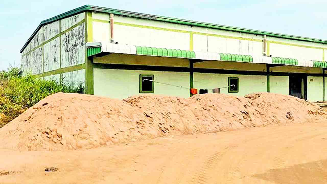 మార్కెట్‌ యార్డు కేంద్రంగా ఇసుక దందా