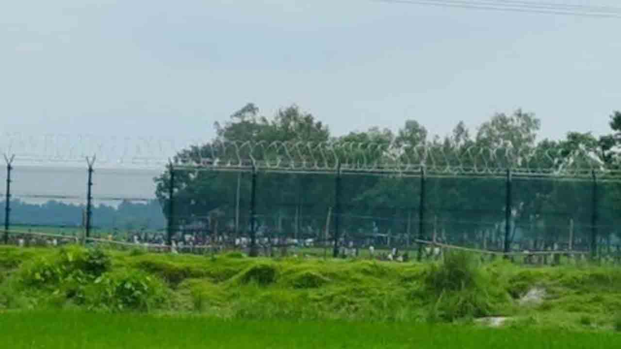 Man Abandons Son At Border | భార్యతో గొడవ.. దేశ సరిహద్దులో కుమారుడ్ని   వదిలేసిన వ్యక్తి