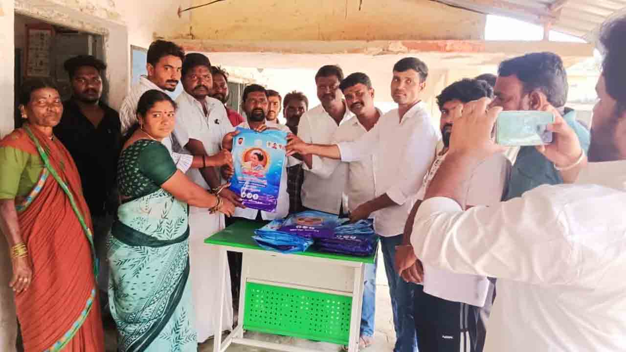 Indiramma Sarees | ప్రభుత్వ పాఠశాలల్లో ఇందిరమ్మ చీరల పంపిణీ.. ఇంతకీ స్కూళ్లా, కాంగ్రెస్ పార్టీ కార్యాలయాలా..?