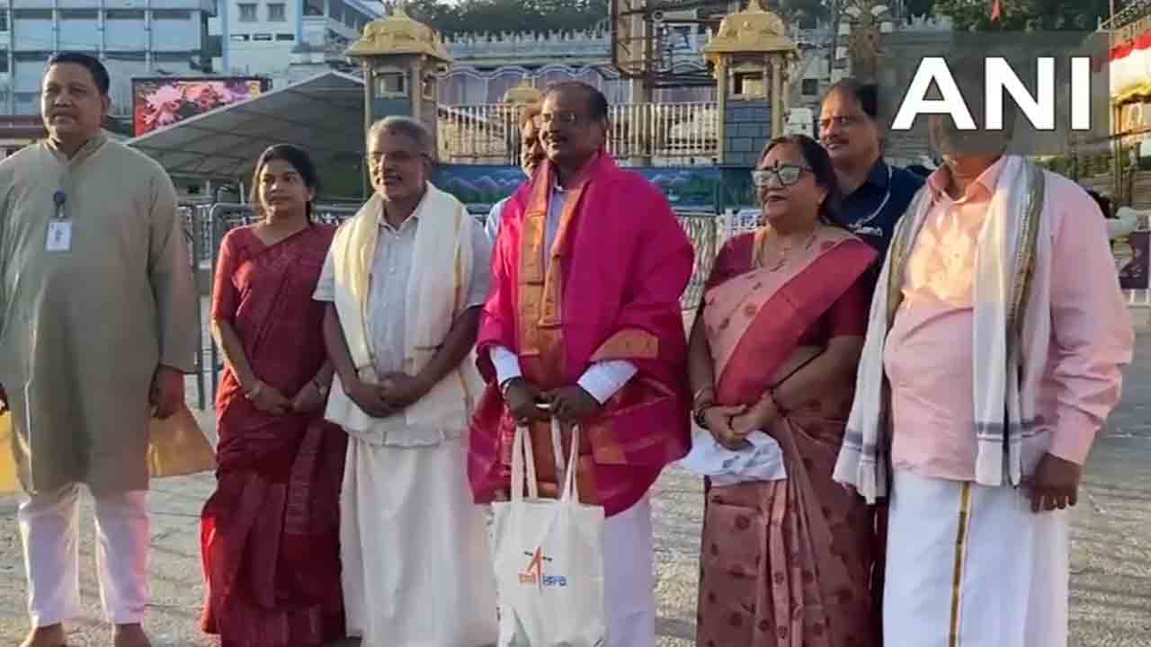 ISRO | రేపు ఎల్‌వీఎం3–ఎం5 ప్రయోగం.. తిరుమల శ్రీవారిని దర్శించుకున్న ఇస్రో చీఫ్‌