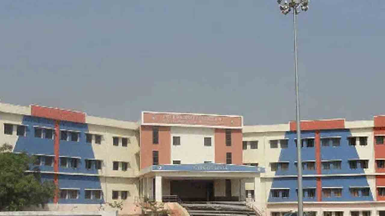 జేఎన్టీయూలో ప్రేయసిపై ప్రియుడి దాడి కేసు నమోదు