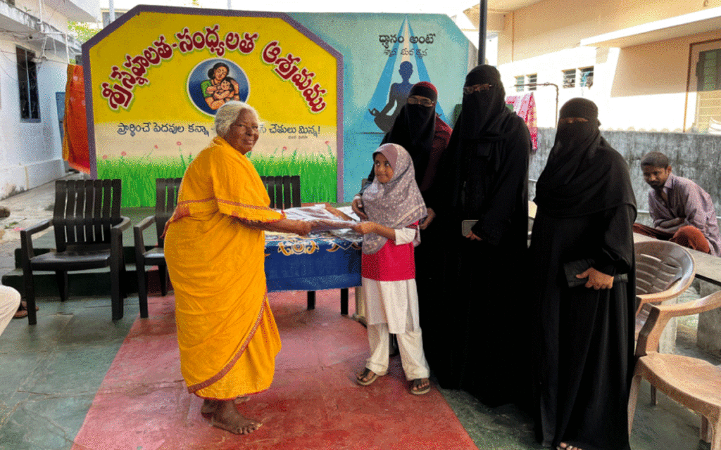 Ramavaram : వృద్దులకు జమాతే ఇస్లామి హింద్ స్వెట‌ర్లు పంపిణీ