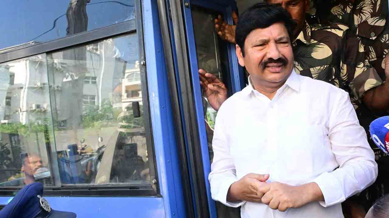 ఏపీ మాజీ మంత్రి ఇంట్లో సిట్‌ తనిఖీలు