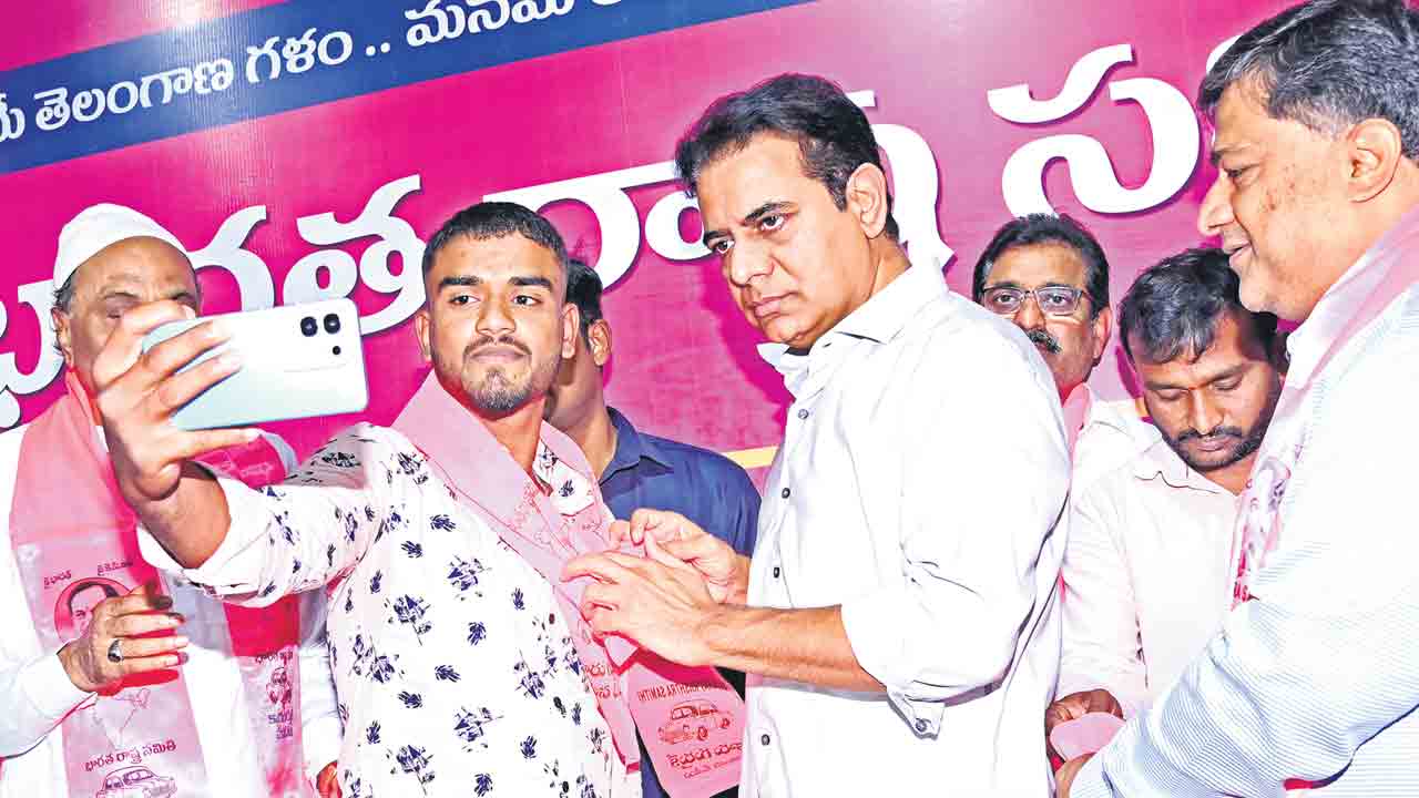 కాంగ్రెస్సోళ్లను గల్లాపట్టి అడగండి