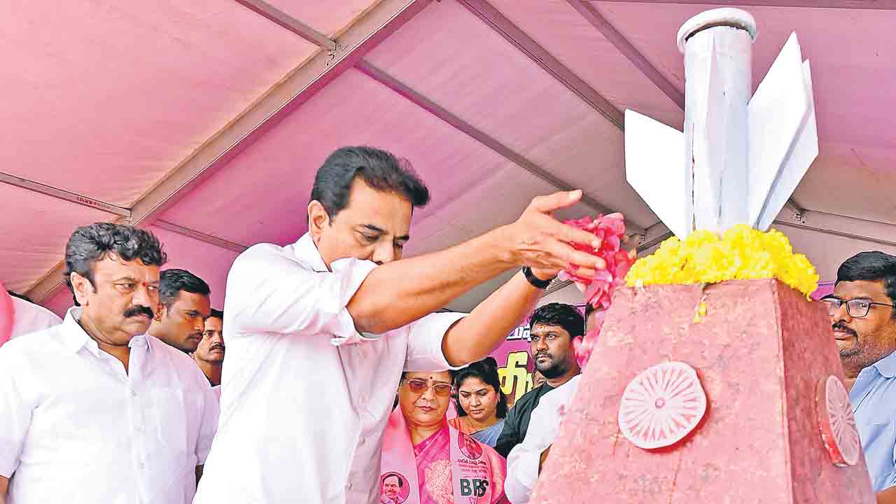 అస్లీ విలన్‌ కాంగ్రెస్సే!.. తెలంగాణ కథానాయకుడు కేసీఆరే!