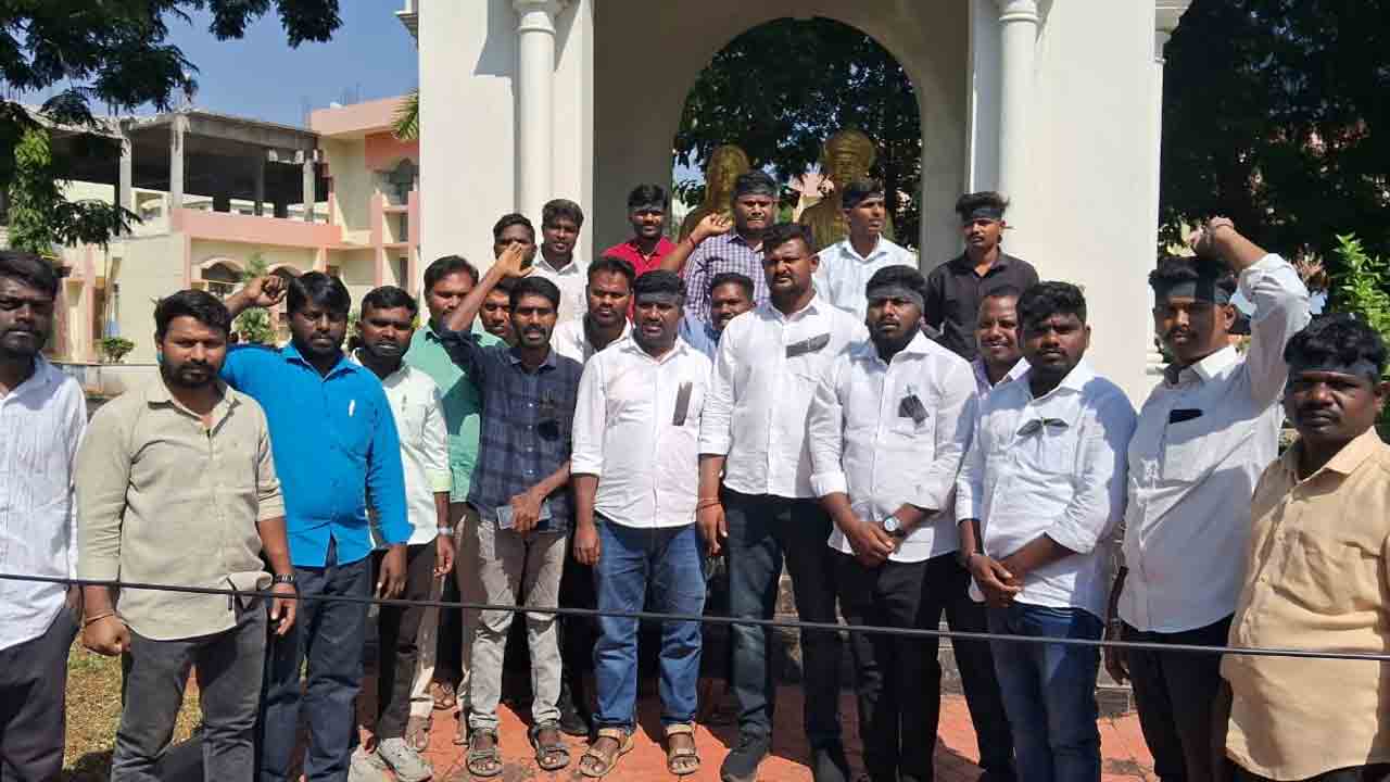 KU |   శ్రీనివాస్‌ వర్మను శిక్షించాలని కేయూలో నల్లబ్యాడ్జీలతో విద్యార్థి సంఘాల నాయకుల నిరసన